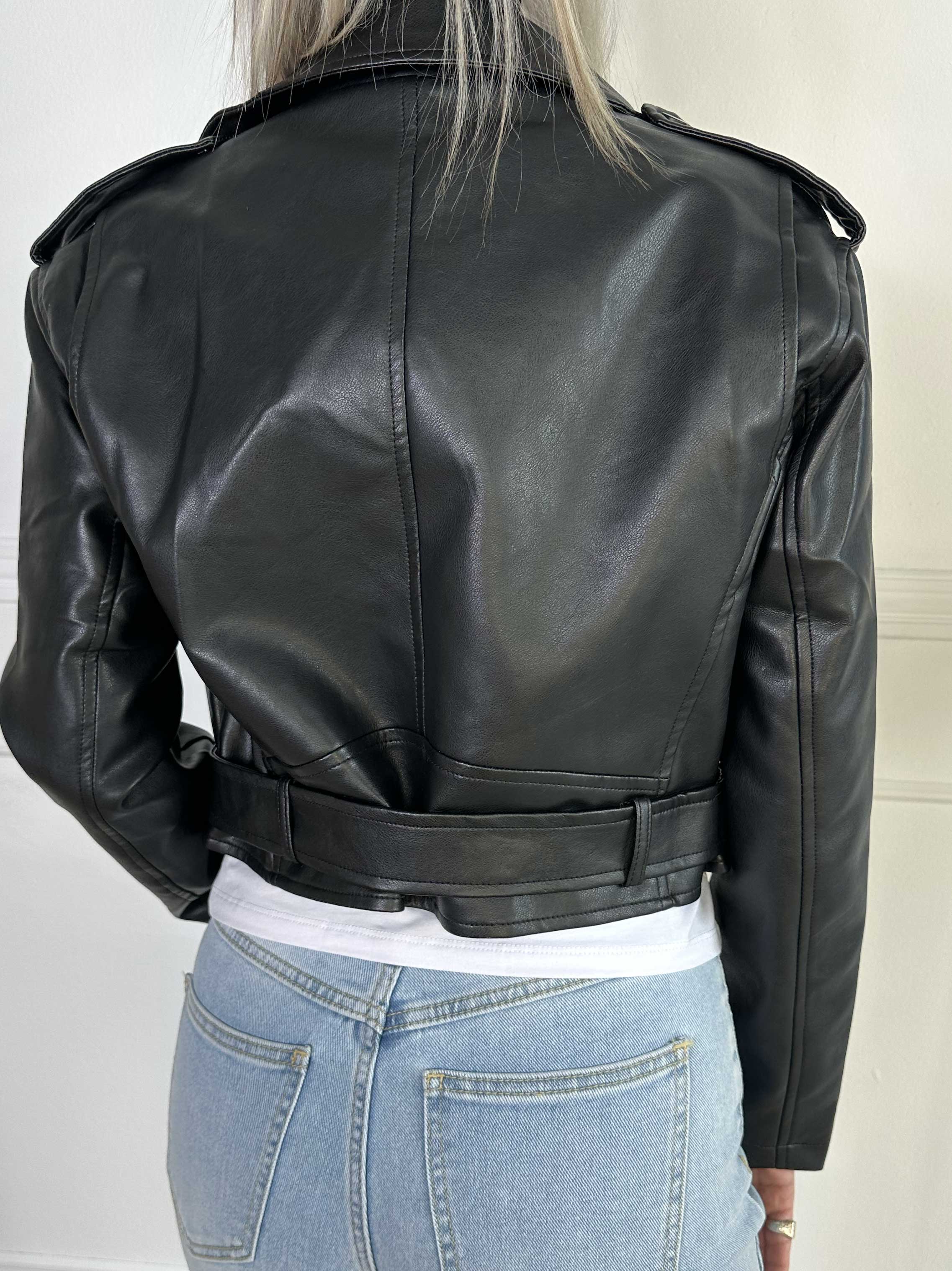 Ellis - Læderlook jakke med bælte og lynlås